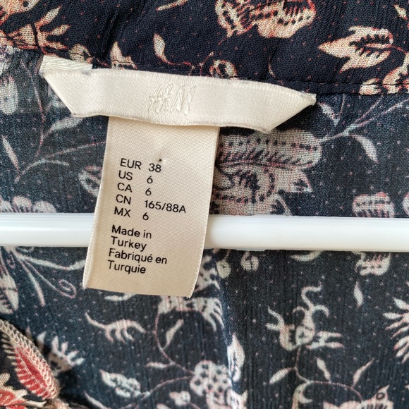 V-neck Ruffled Blouse, size 6, h&m - Picture 4 of 16